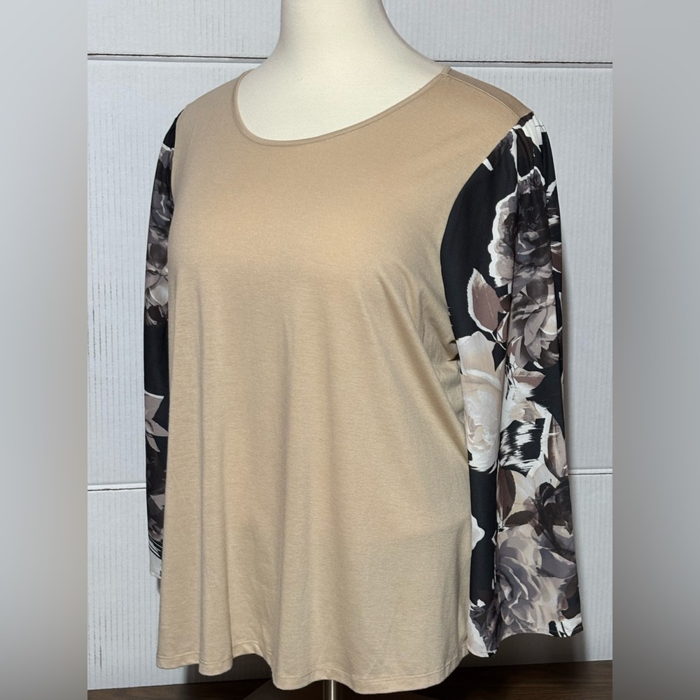 DG2 Diane Gilman 3XL pull on top with flair sleeves. 30” length
